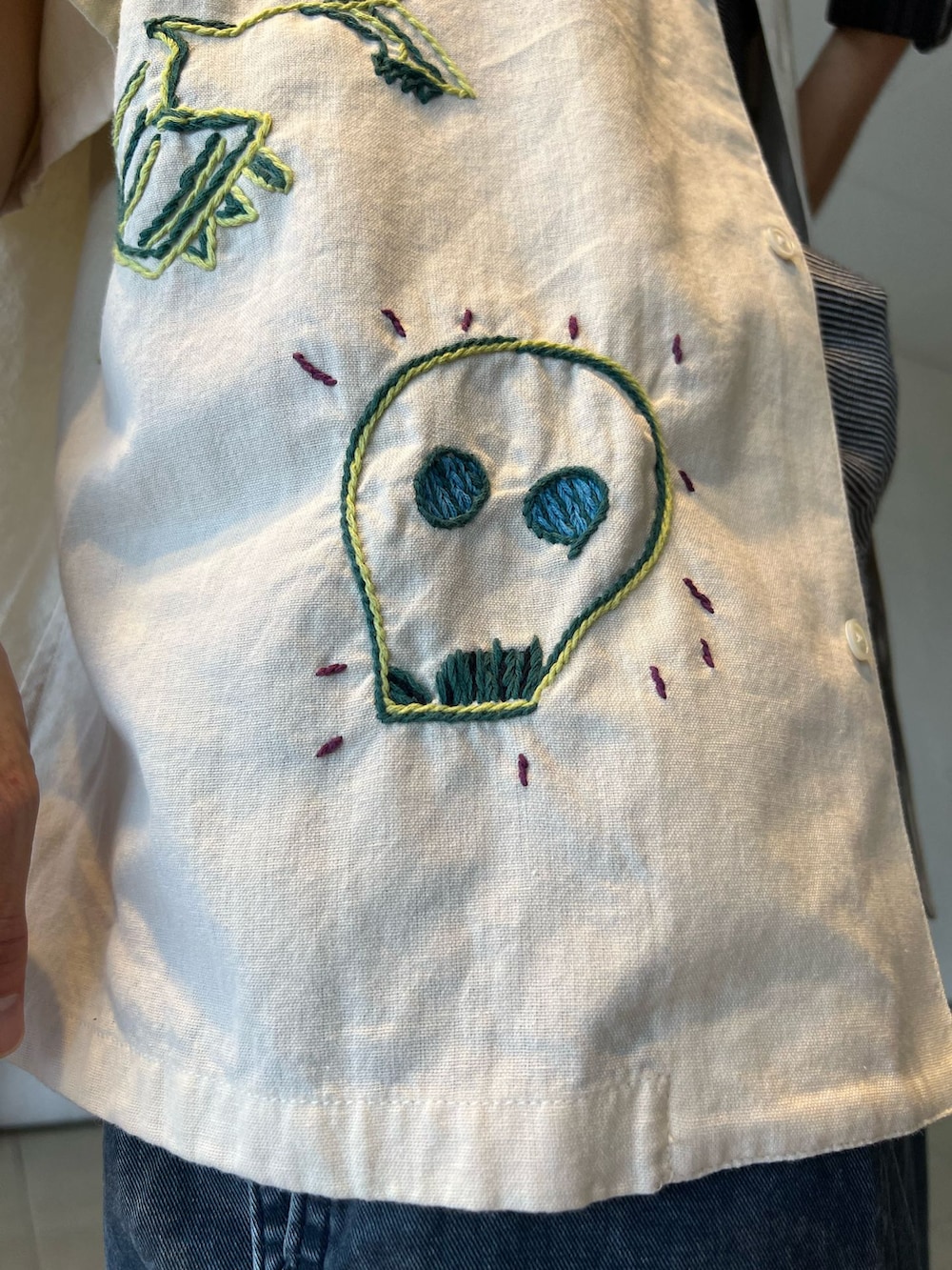 ブルー系のチノパンツ、ホワイト系のシャツ/ブラウス、ブラック系のTシャツ/カットソーを着用したメンズの夏コーディネートの3枚目の写真