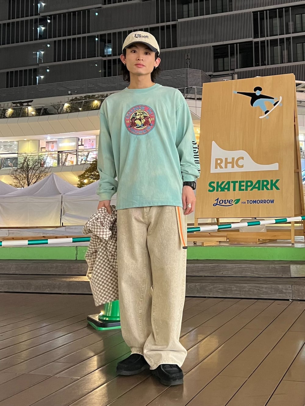 ベージュ系のデニムパンツ、ブルー系のシャツ/ブラウス、グリーン系のTシャツ/カットソーを着用したメンズの春コーディネートの2枚目の写真