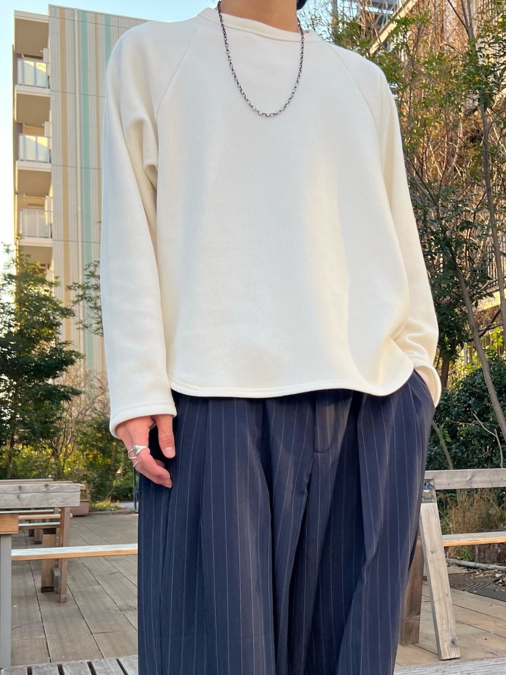 ベージュ系のパーカー、グレー系のシャツ/ブラウス、ホワイト系のTシャツ/カットソーを着用したメンズの冬コーディネートの6枚目の写真