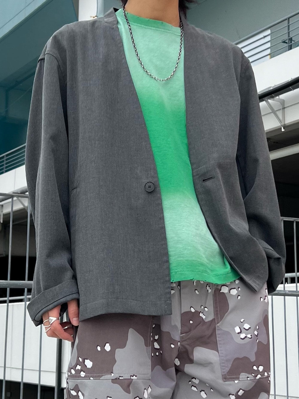 グレー系のその他アウター、グリーン系のTシャツ/カットソー、グレー系のその他パンツを着用したメンズの春コーディネートの3枚目の写真