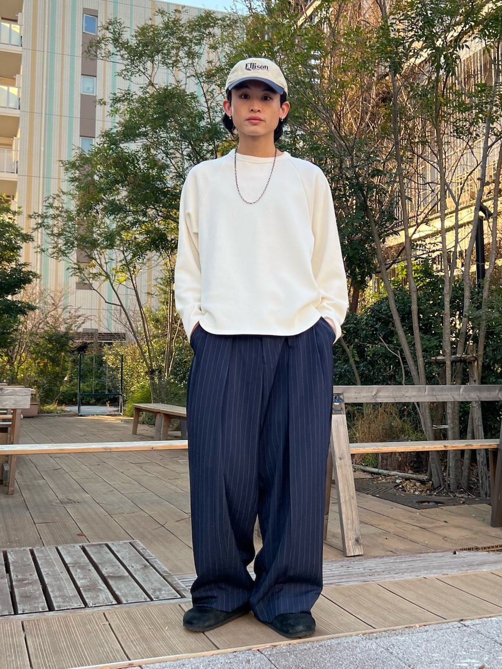 ベージュ系のパーカー、グレー系のシャツ/ブラウス、ホワイト系のTシャツ/カットソーを着用したメンズの冬コーディネートの3枚目の写真