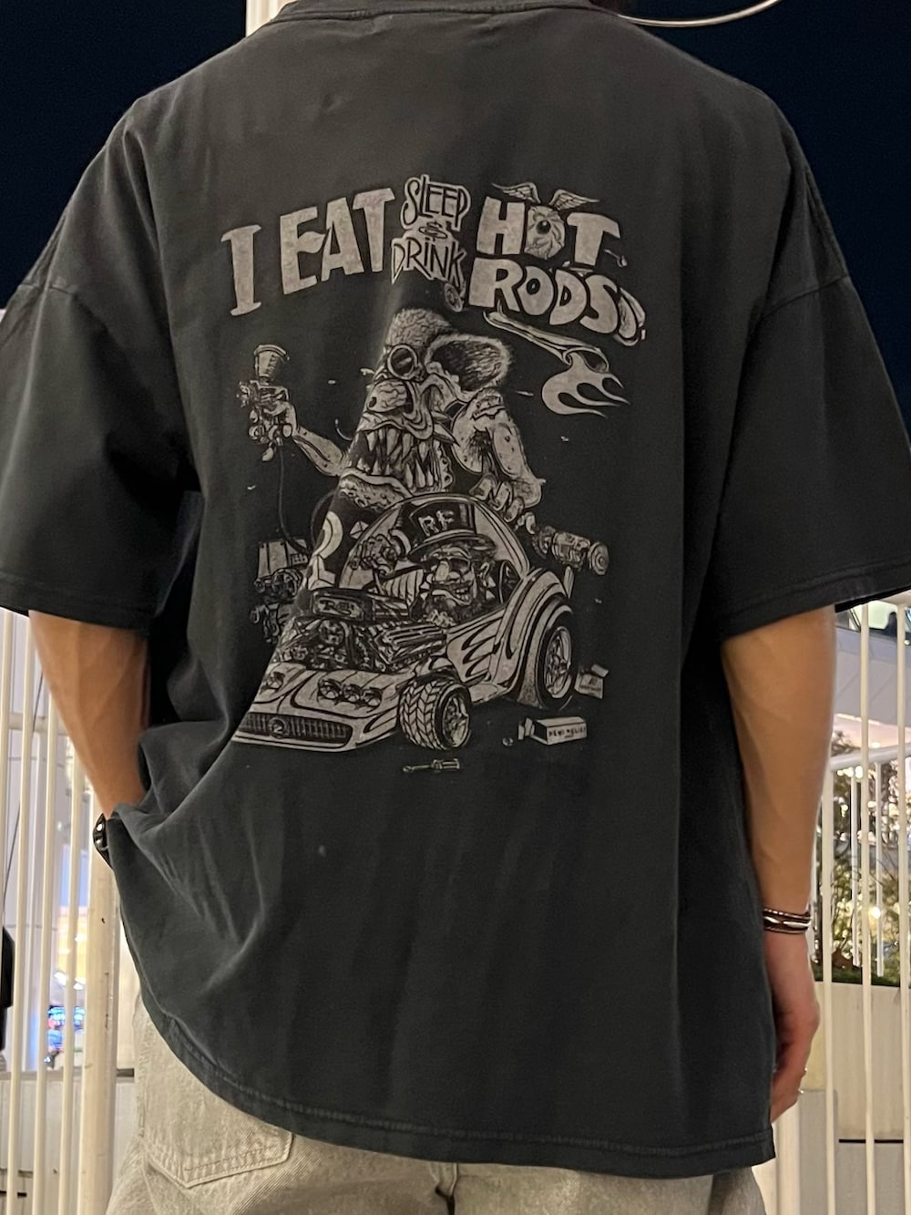 グレー系のマウンテンパーカー、ブルー系のシャツ/ブラウス、ブラック系のTシャツ/カットソーを着用したメンズの春コーディネートの6枚目の写真