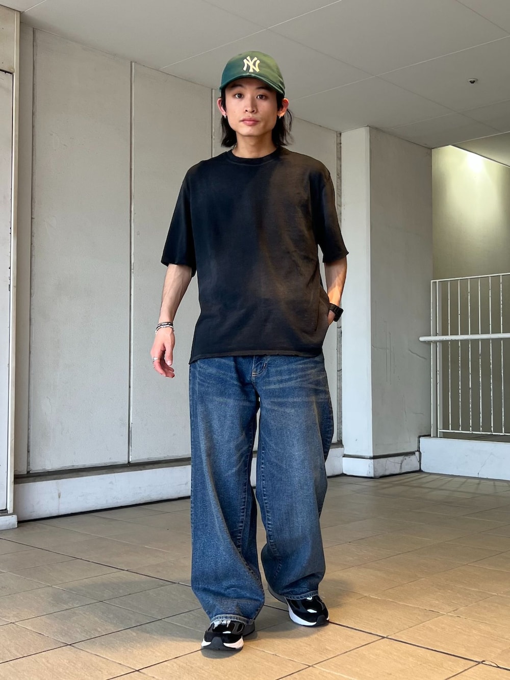 ブルー系のデニムパンツ、ブルー系のシャツ/ブラウス、ブラック系のTシャツ/カットソーを着用したメンズの春コーディネートの2枚目の写真