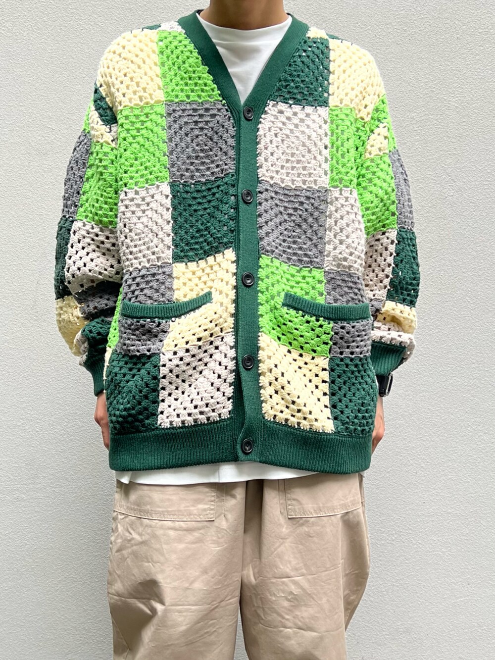 グリーン系のカーディガン/ボレロ、ホワイト系のTシャツ/カットソー、ベージュ系のその他パンツを着用したメンズの夏コーディネートの3枚目の写真