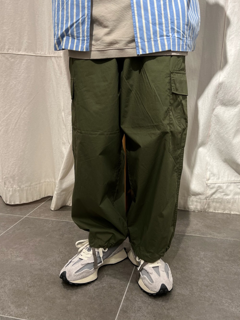 ブルー系のシャツ/ブラウス、グリーン系のカーゴパンツ、ベージュ系のTシャツ/カットソーを着用したメンズの春コーディネートの3枚目の写真