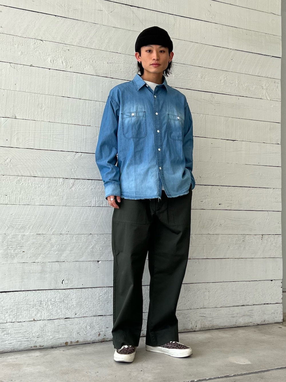 ブルー系のシャツ/ブラウス、ピンク系のその他アウター、グリーン系のその他パンツを着用したメンズの春コーディネートの2枚目の写真