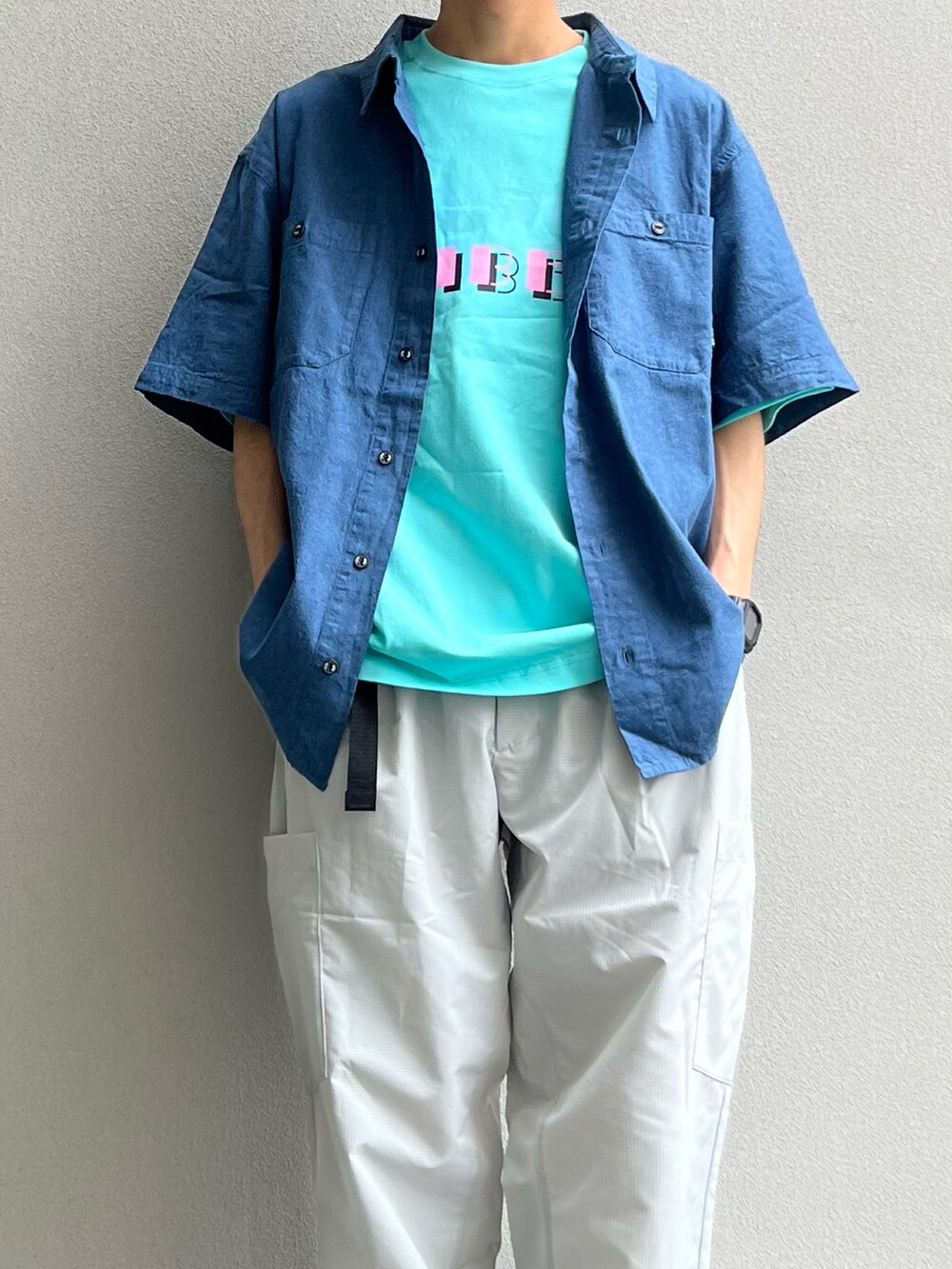 ブルー系のシャツ/ブラウス、グリーン系のTシャツ/カットソー、ブラック系のサンダルを着用したメンズの夏コーディネートの2枚目の写真