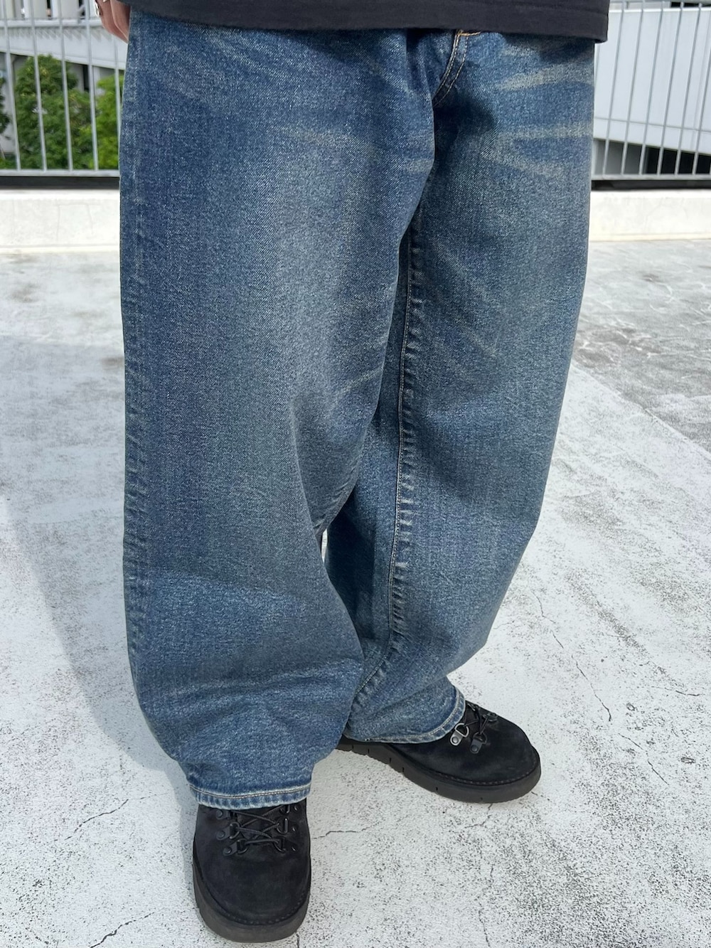 ブルー系のデニムパンツ、パープル系のシャツ/ブラウス、ブラック系のTシャツ/カットソーを着用したメンズの春コーディネートの5枚目の写真