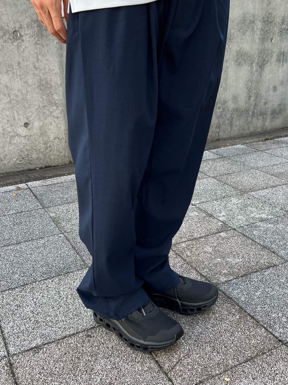 ブラック系のカーディガン/ボレロ、ブルー系のシャツ/ブラウス、グレー系のTシャツ/カットソーを着用したメンズの秋コーディネートの7枚目の写真