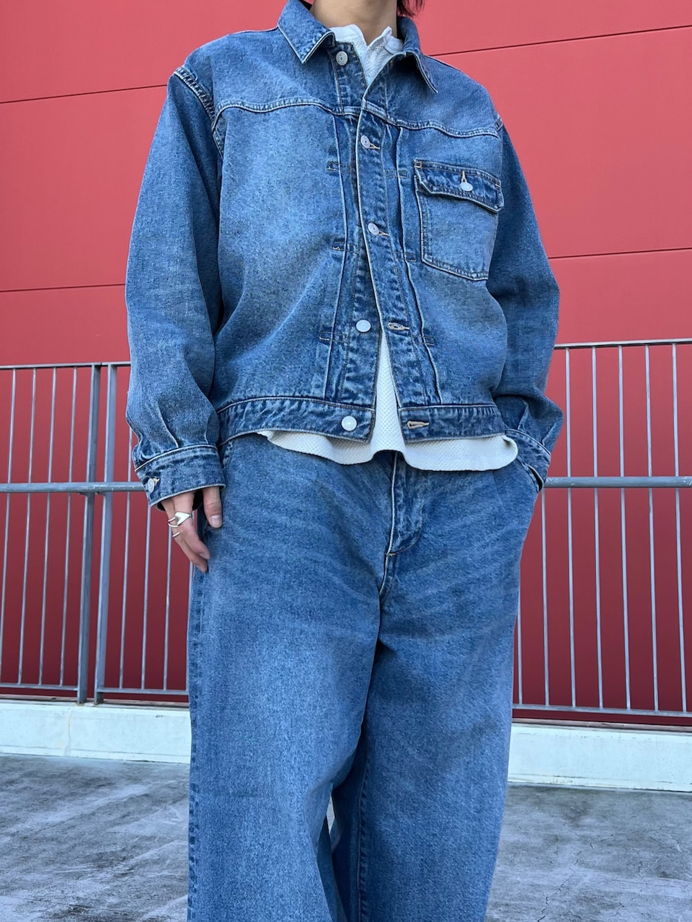 ブルー系のデニムジャケット、ベージュ系のTシャツ/カットソー、ブルー系のデニムパンツを着用したメンズの春コーディネートの3枚目の写真