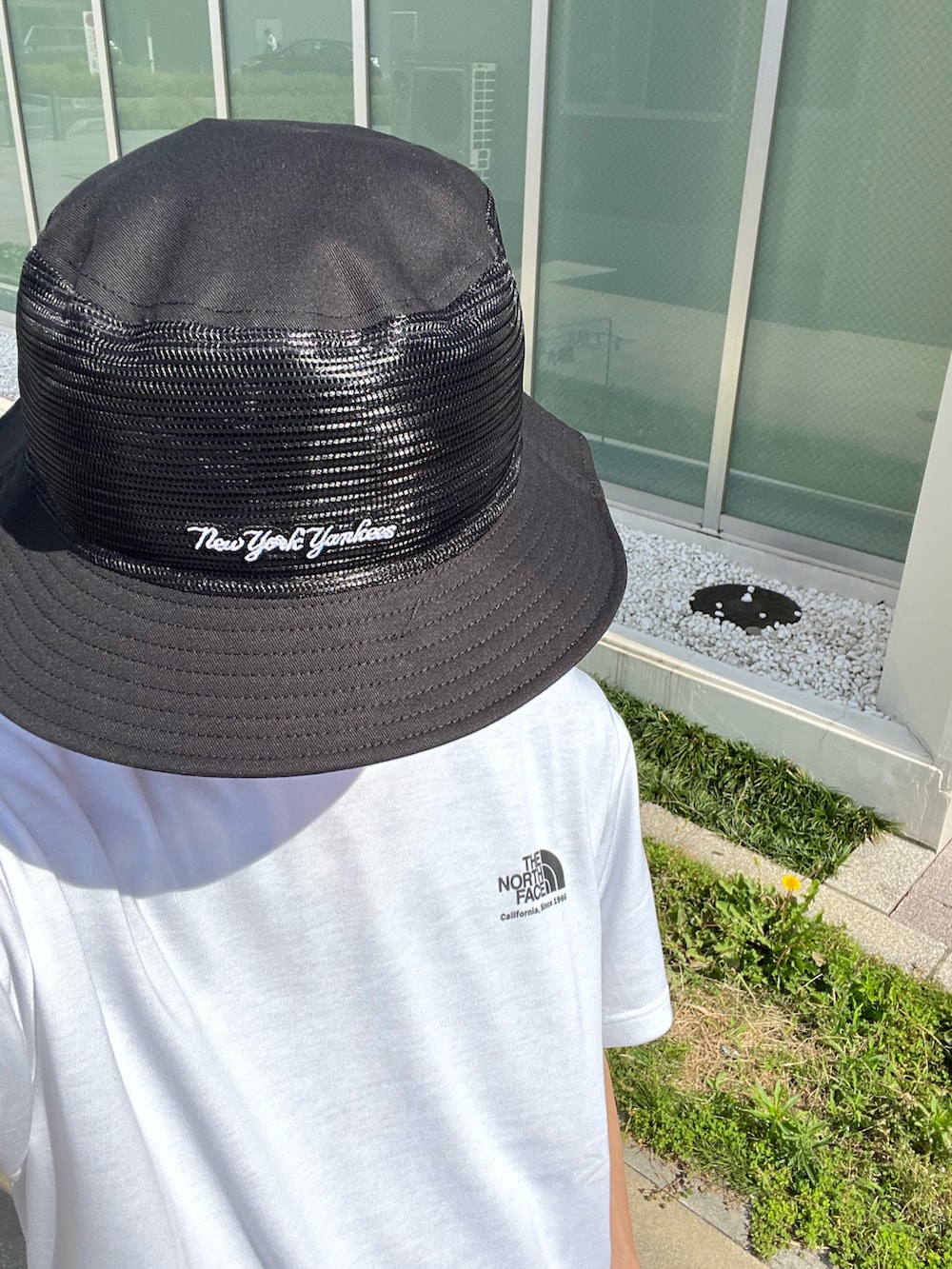 グリーン系のシャツ/ブラウス、ホワイト系のTシャツ/カットソー、ベージュ系のその他パンツを着用したメンズの夏コーディネートの3枚目の写真