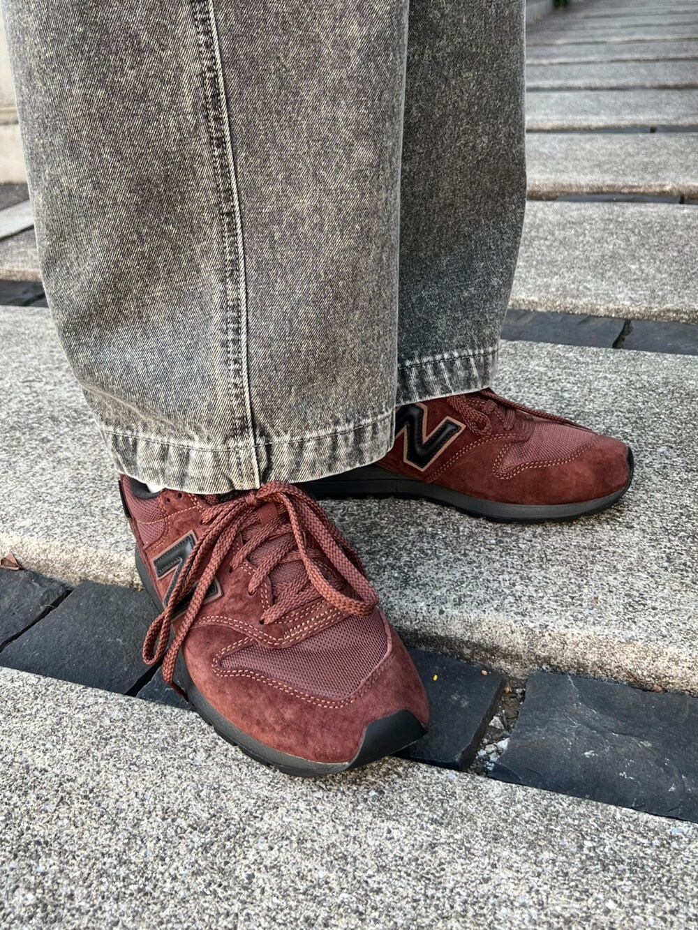 ブルー系のスウェット、ブラック系のTシャツ/カットソー、ブラウン系のスニーカーを着用したメンズの秋コーディネートの4枚目の写真