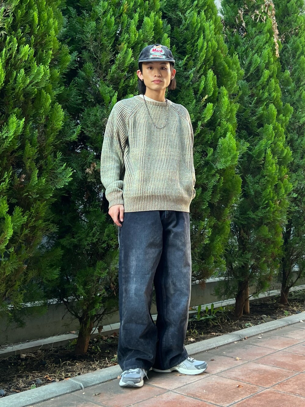 グリーン系のニット/セーター、ブラウン系のその他アウター、ブルー系のデニムパンツを着用したメンズの冬コーディネートの2枚目の写真