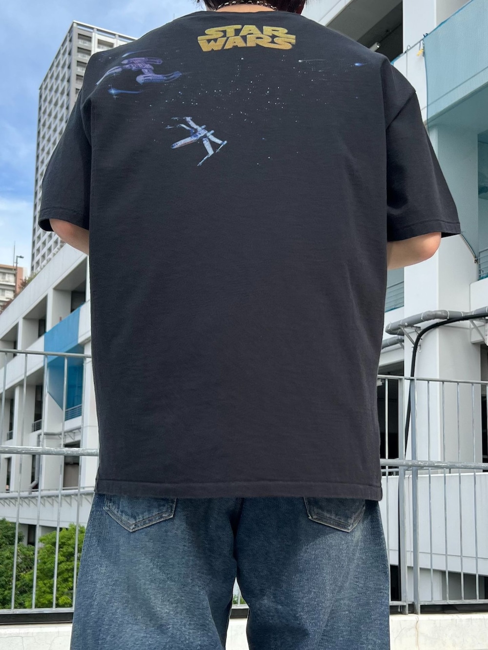 ブルー系のデニムパンツ、パープル系のシャツ/ブラウス、ブラック系のTシャツ/カットソーを着用したメンズの春コーディネートの4枚目の写真