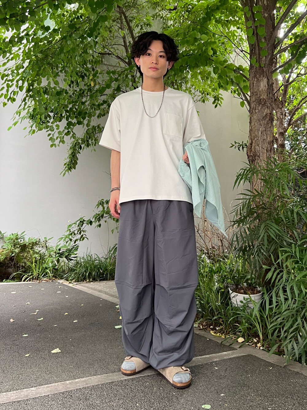 グリーン系のシャツ/ブラウス、グレー系のTシャツ/カットソー、ベージュ系のサンダルを着用したメンズの夏コーディネートの2枚目の写真