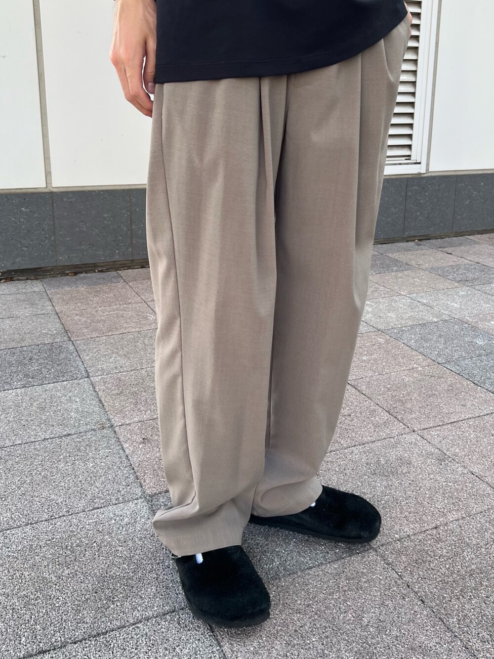 ブラック系のシャツ/ブラウス、ブラック系のTシャツ/カットソー、ブラック系のサンダルを着用したメンズの秋コーディネートの5枚目の写真