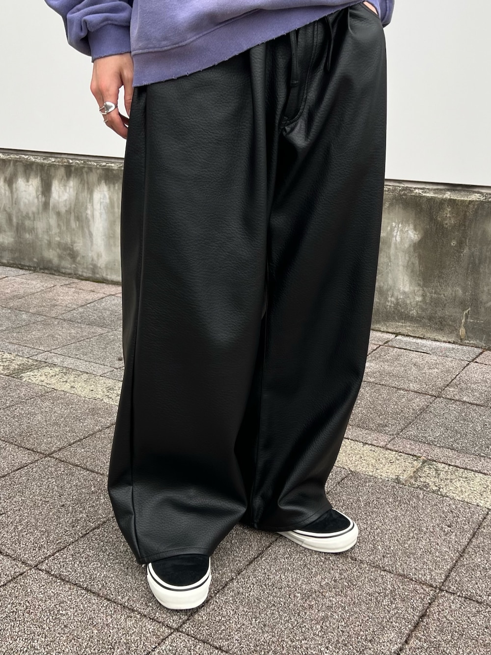 パープル系のスウェット、ブラック系のその他パンツ、その他のその他を着用したメンズの冬コーディネートの4枚目の写真