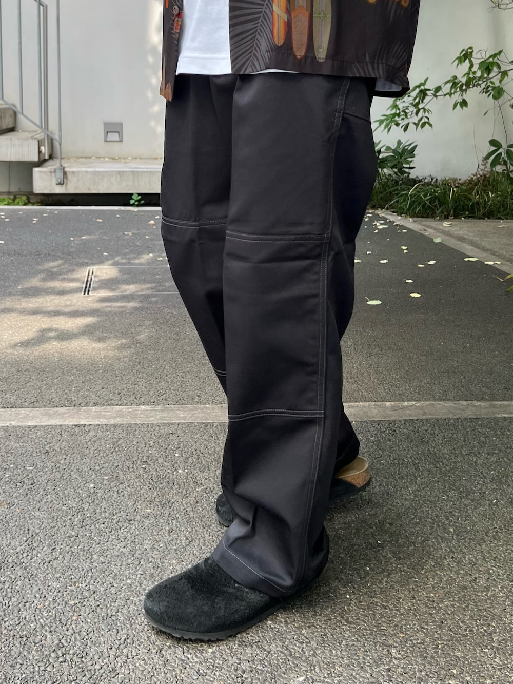 ブラック系のシャツ/ブラウス、ホワイト系のTシャツ/カットソー、ブラック系のその他パンツを着用したメンズの夏コーディネートの5枚目の写真