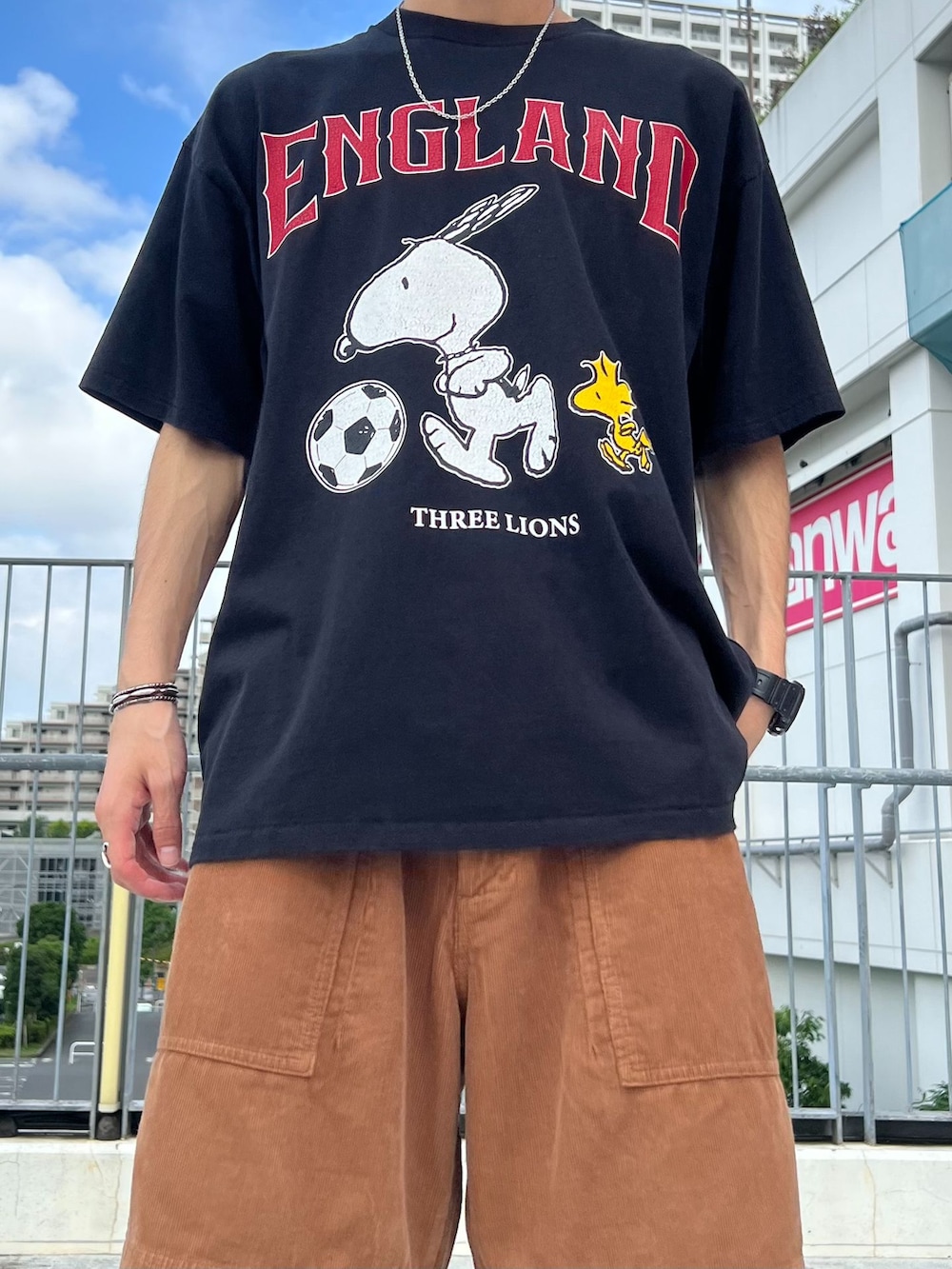 ブラウン系のその他パンツ、ブラック系のシャツ/ブラウス、ブラック系のTシャツ/カットソーを着用したメンズの夏コーディネートの5枚目の写真