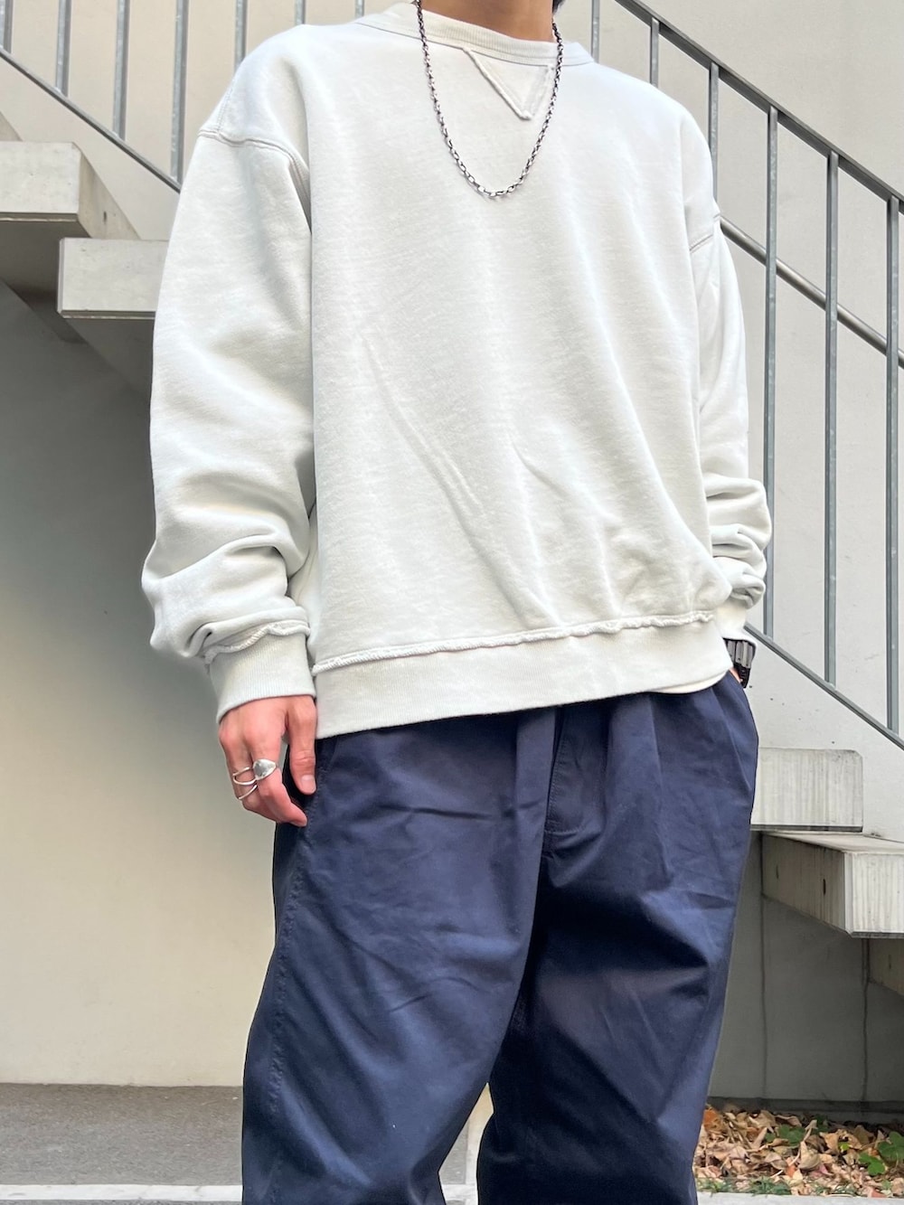 ブルー系のチノパンツ、グリーン系のシャツ/ブラウス、グレー系のスウェットを着用したメンズの冬コーディネートの4枚目の写真