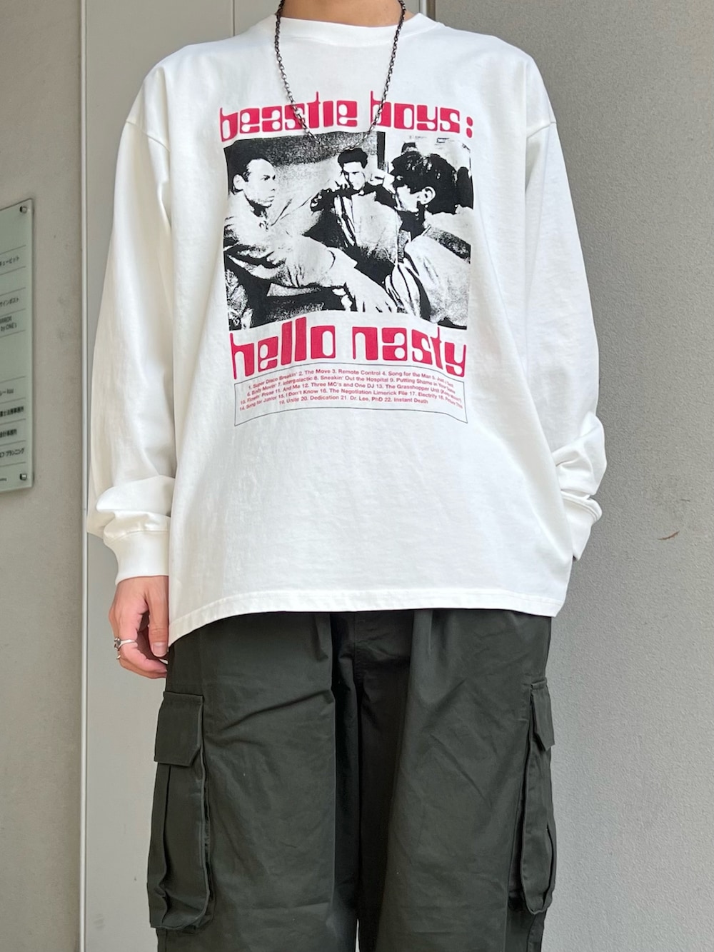 ベージュ系のシャツ/ブラウス、ホワイト系のTシャツ/カットソー、グリーン系のカーゴパンツを着用したメンズの春コーディネートの4枚目の写真