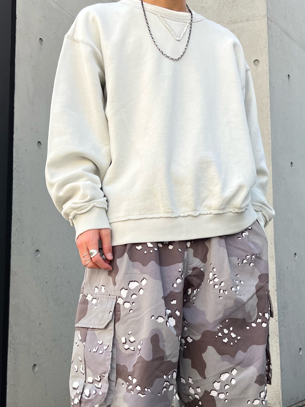 グリーン系のミリタリージャケット、グレー系のスウェット、グレー系のカーゴパンツを着用したメンズの冬コーディネートの4枚目の写真