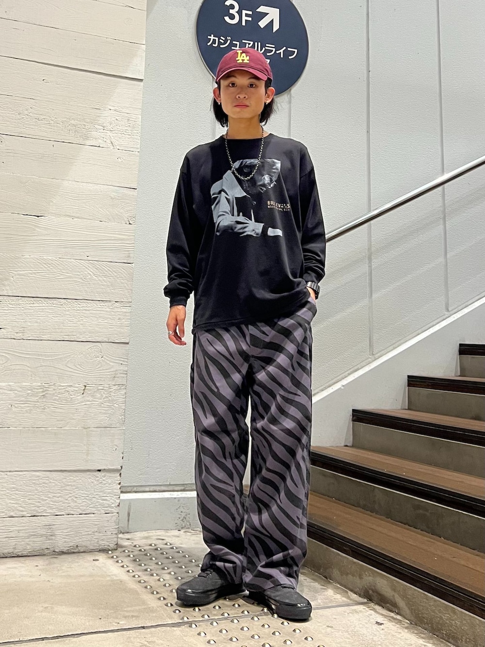 ブラック系のライダースジャケット、グレー系のその他パンツ、ブラック系のTシャツ/カットソーを着用したメンズの秋コーディネートの2枚目の写真