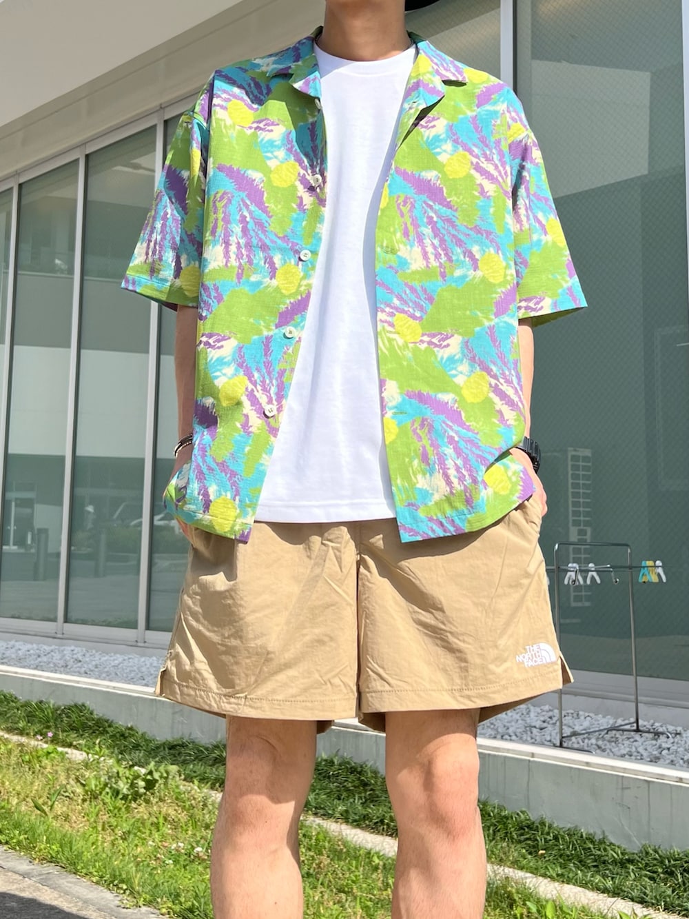 グリーン系のシャツ/ブラウス、ホワイト系のTシャツ/カットソー、ベージュ系のその他パンツを着用したメンズの夏コーディネートの2枚目の写真