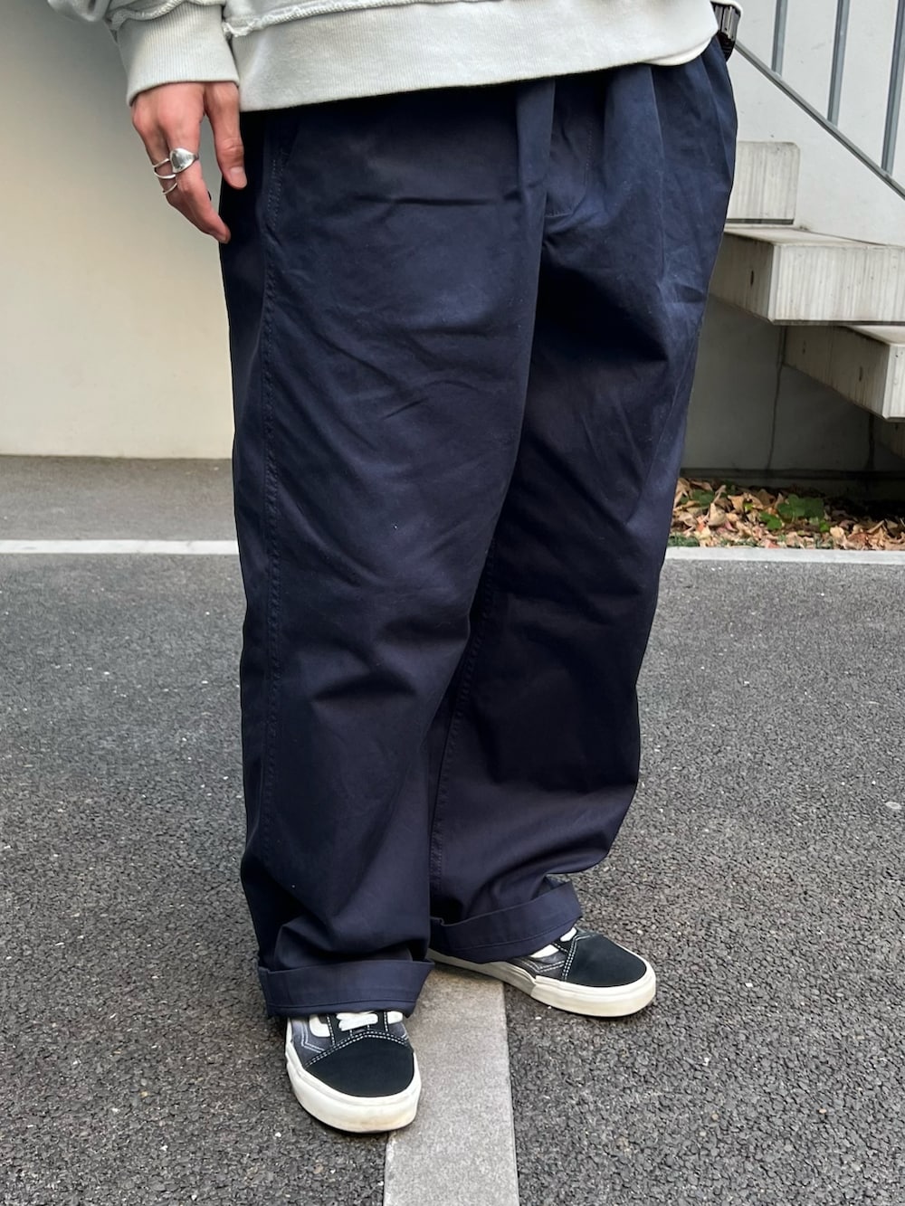 グリーン系のシャツ/ブラウス、グレー系のスウェット、ブルー系のチノパンツを着用したメンズの冬コーディネートの5枚目の写真