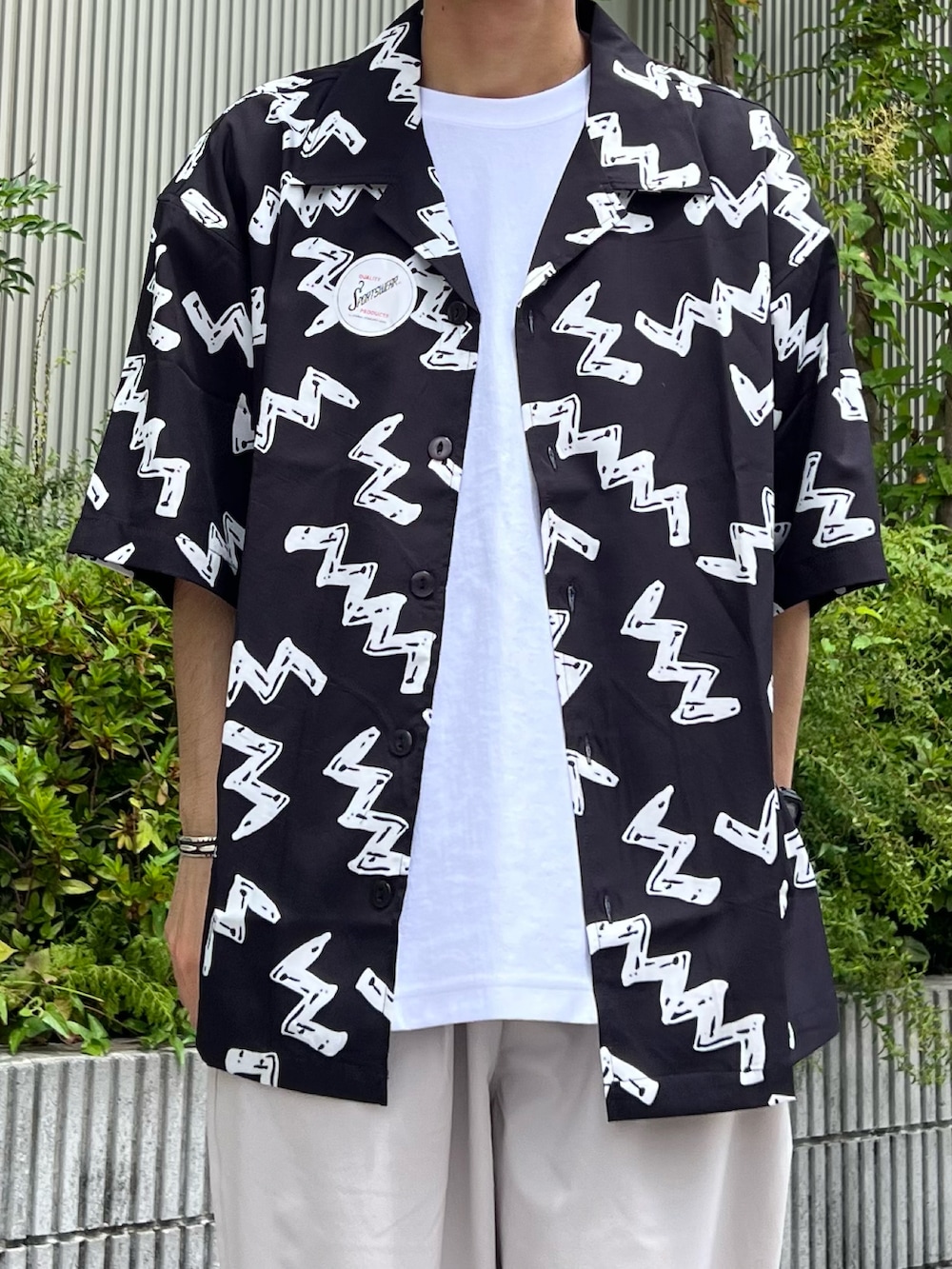 ブラック系のシャツ/ブラウス、ホワイト系のTシャツ/カットソー、ホワイト系のその他パンツを着用したメンズの夏コーディネートの2枚目の写真