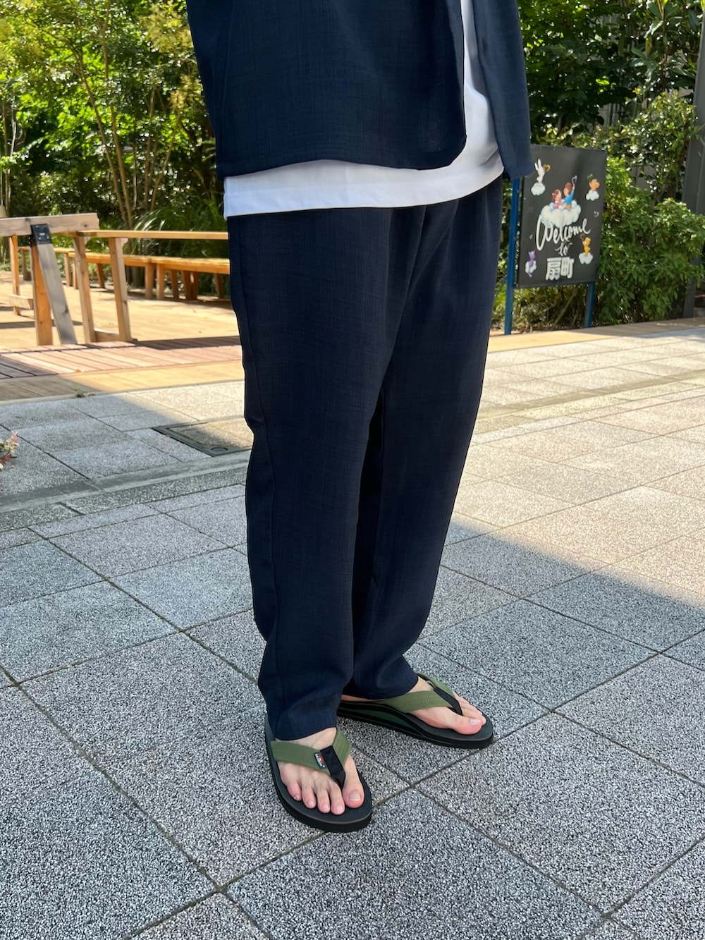 ブルー系のシャツ/ブラウス、ホワイト系のTシャツ/カットソー、ブルー系のスラックスを着用したメンズの夏コーディネートの3枚目の写真