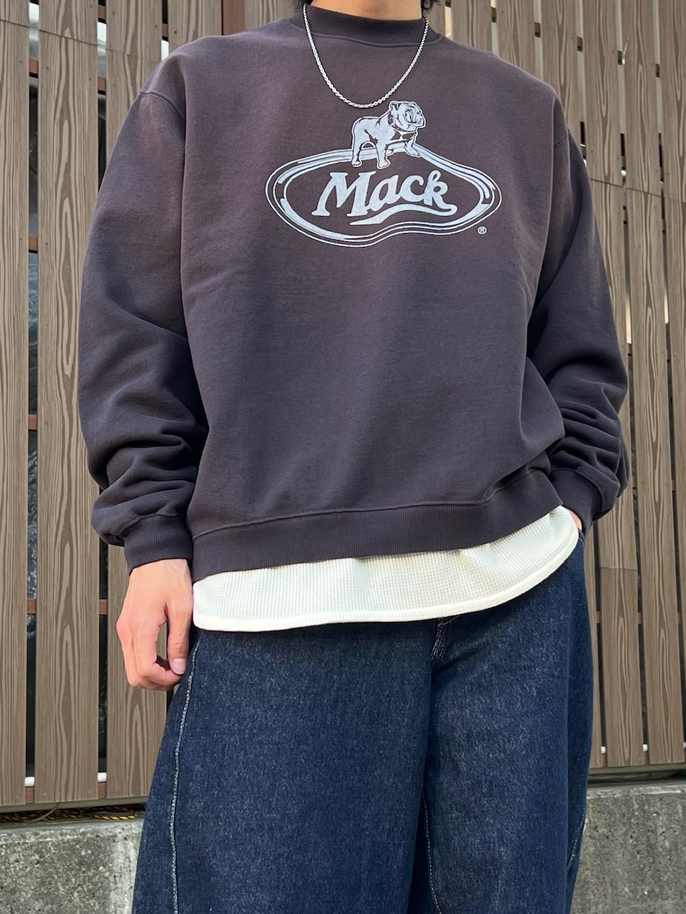 ブラック系のライダースジャケット、ブラック系のスウェット、ベージュ系のTシャツ/カットソーを着用したメンズの秋コーディネートの4枚目の写真