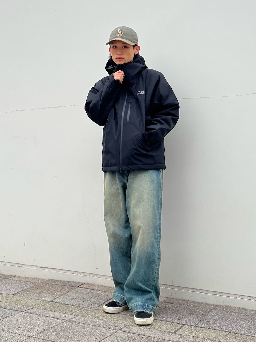 ブラック系のその他アウター、ブルー系のデニムパンツ、グレー系のキャップを着用したメンズの秋コーディネートの2枚目の写真