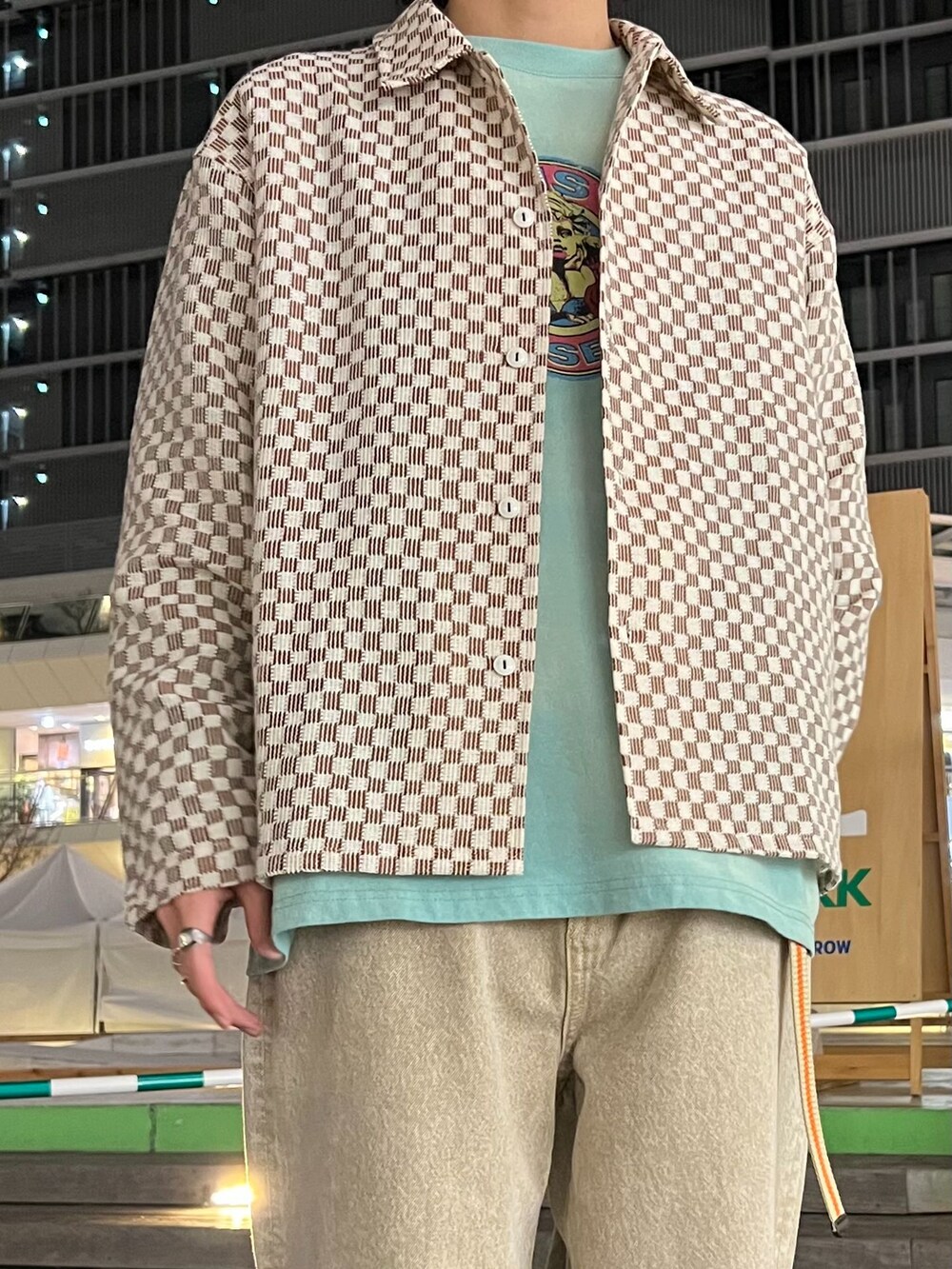ベージュ系のデニムパンツ、ブルー系のシャツ/ブラウス、グリーン系のTシャツ/カットソーを着用したメンズの春コーディネートの3枚目の写真