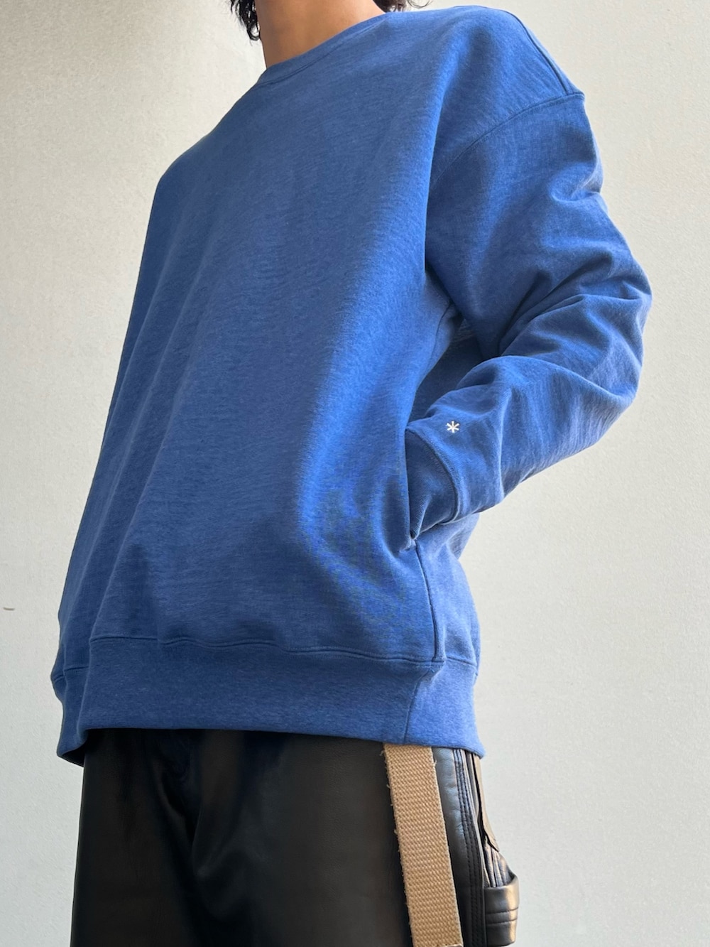 ブラック系のシャツ/ブラウス、ブルー系のスウェット、ブラック系のその他パンツを着用したメンズの春コーディネートの4枚目の写真