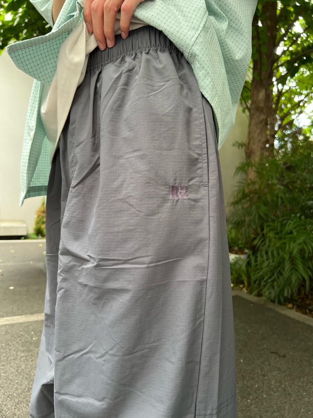 グリーン系のシャツ/ブラウス、グレー系のTシャツ/カットソー、ベージュ系のサンダルを着用したメンズの夏コーディネートの6枚目の写真