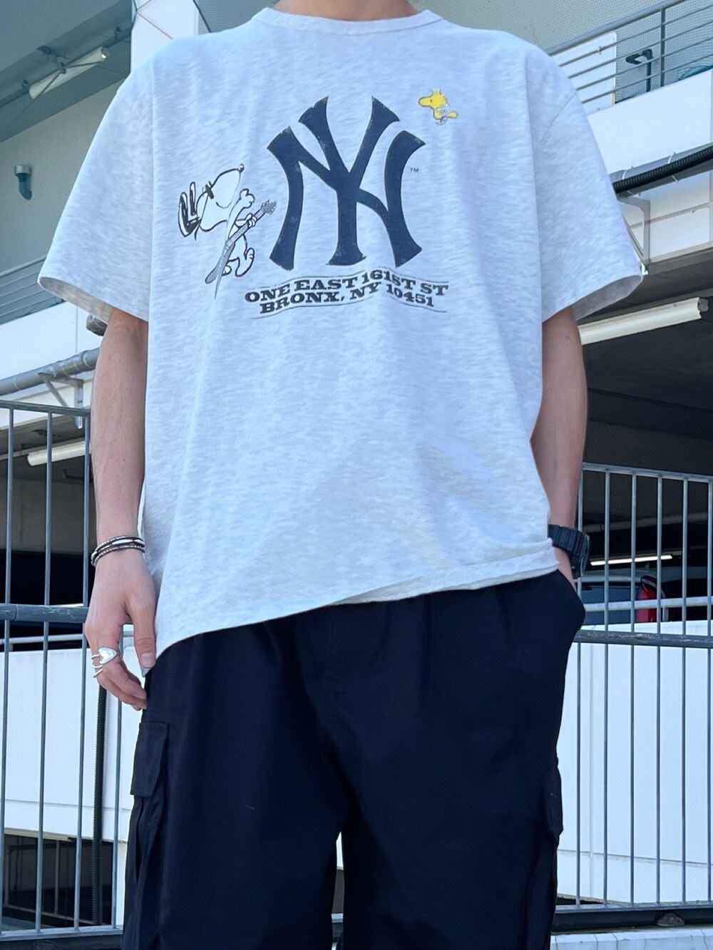 ブラック系のテーラードジャケット、グレー系のTシャツ/カットソー、ブラック系のカーゴパンツを着用したメンズの春コーディネートの4枚目の写真