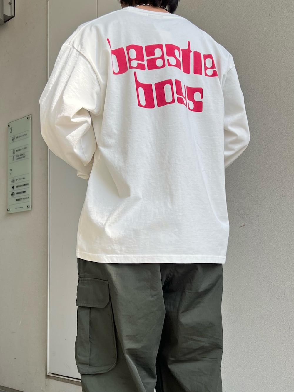 ベージュ系のシャツ/ブラウス、ホワイト系のTシャツ/カットソー、グリーン系のカーゴパンツを着用したメンズの春コーディネートの5枚目の写真