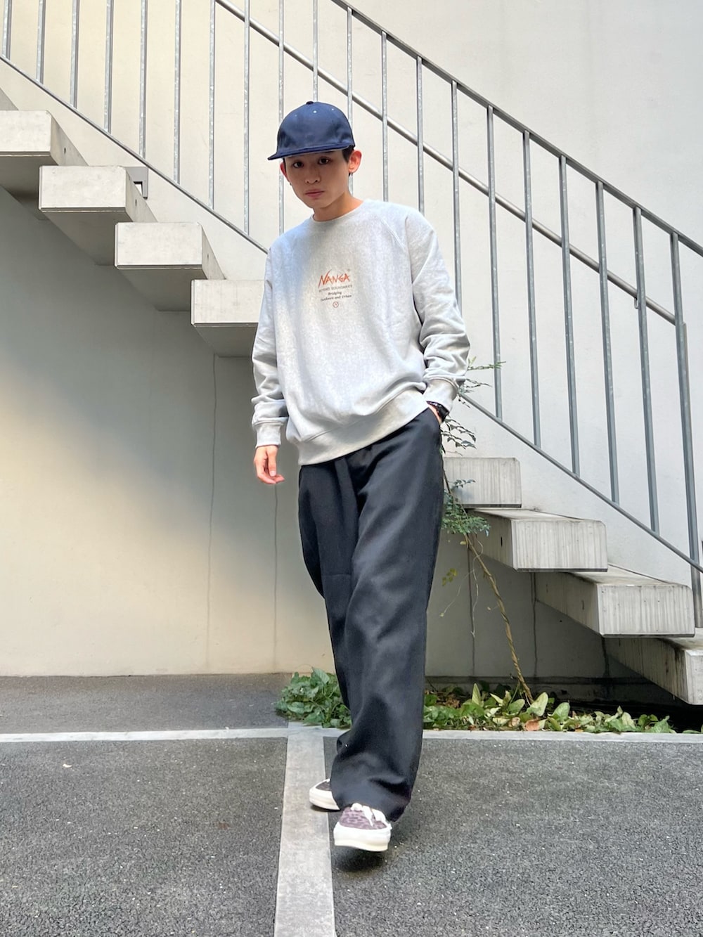 ベージュ系のダウンジャケット/コート、グレー系のスウェット、ブラック系のスラックスを着用したメンズの秋コーディネートの3枚目の写真