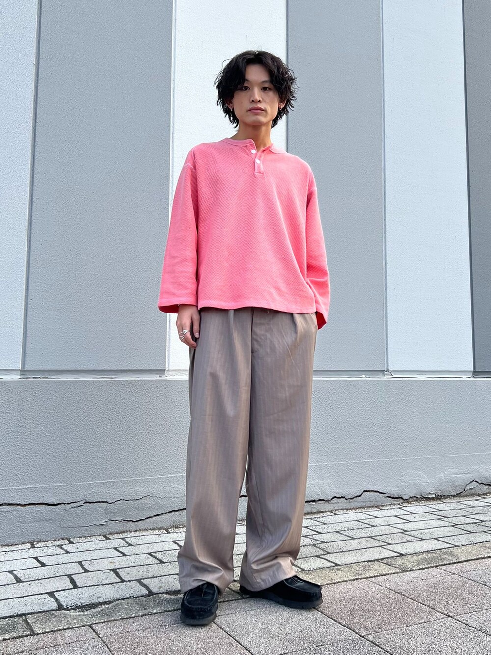 ブラウン系のスラックス、グレー系のシャツ/ブラウス、ピンク系のTシャツ/カットソーを着用したメンズの冬コーディネートの2枚目の写真