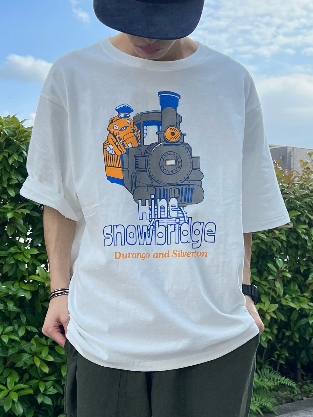 ホワイト系のTシャツ/カットソー、ブラック系のスニーカー、グリーン系のその他パンツを着用したメンズの夏コーディネートの2枚目の写真