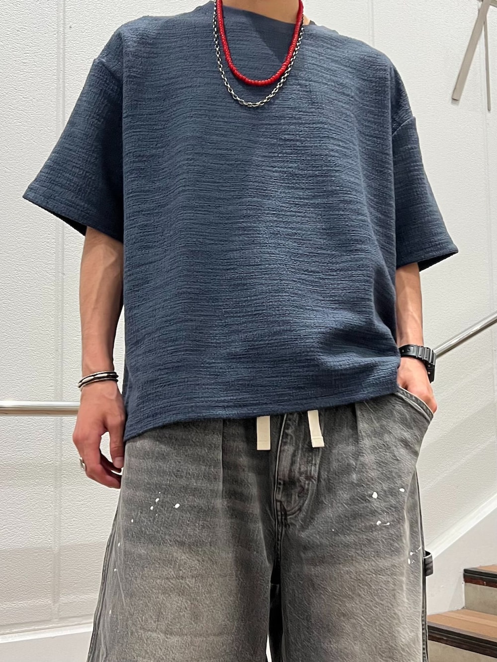 ブラック系のその他パンツ、ブルー系のTシャツ/カットソー、グレー系のサンダルを着用したメンズの夏コーディネートの2枚目の写真