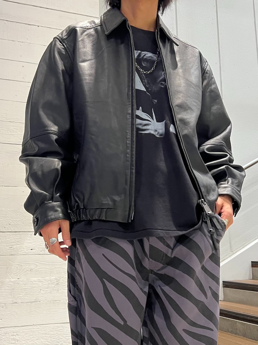 ブラック系のライダースジャケット、グレー系のその他パンツ、ブラック系のTシャツ/カットソーを着用したメンズの秋コーディネートの3枚目の写真