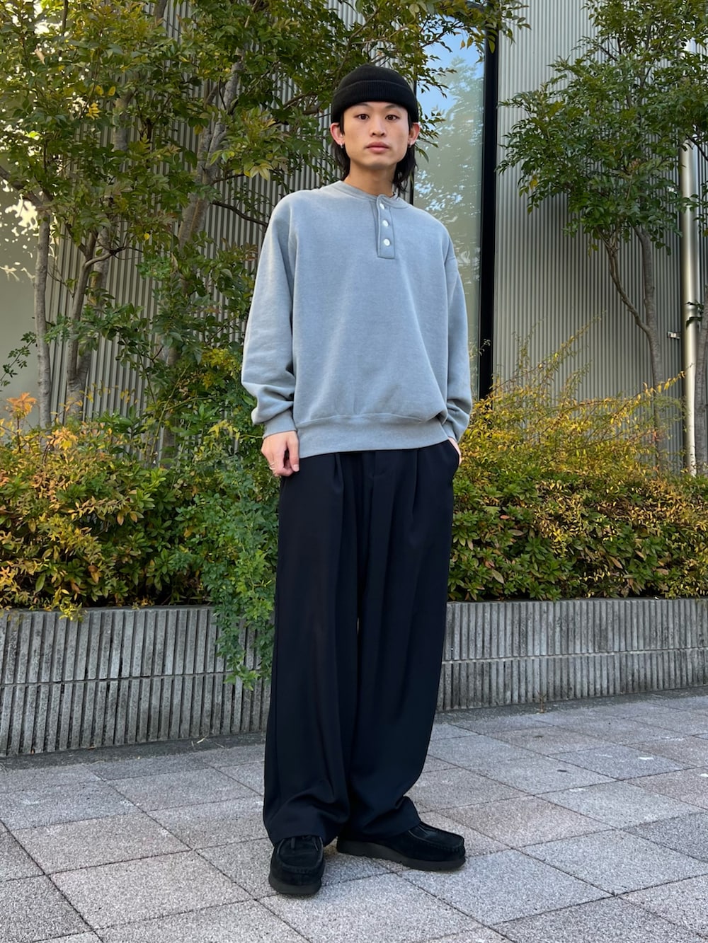 ブルー系のシャツ/ブラウス、ブルー系のスウェット、ブルー系のスラックスを着用したメンズの冬コーディネートの2枚目の写真