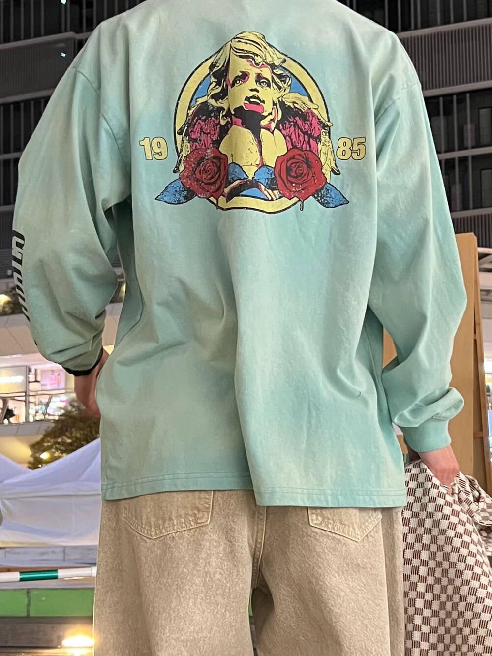 ベージュ系のデニムパンツ、ブルー系のシャツ/ブラウス、グリーン系のTシャツ/カットソーを着用したメンズの春コーディネートの6枚目の写真