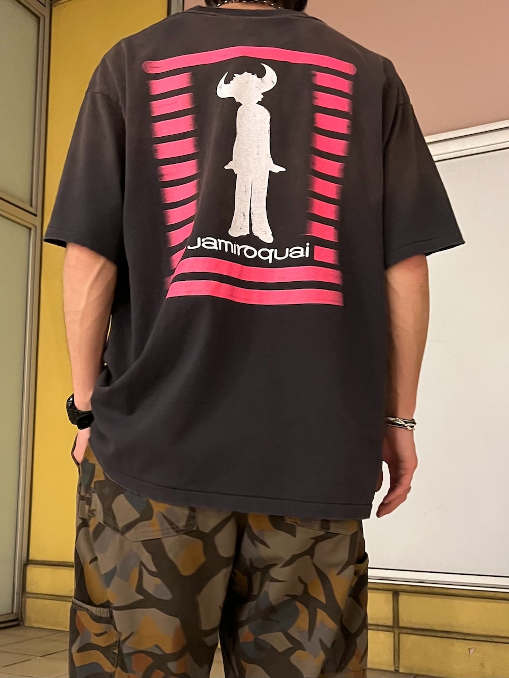 グリーン系のその他パンツ、ブラック系のTシャツ/カットソー、グレー系のサンダルを着用したメンズの夏コーディネートの3枚目の写真