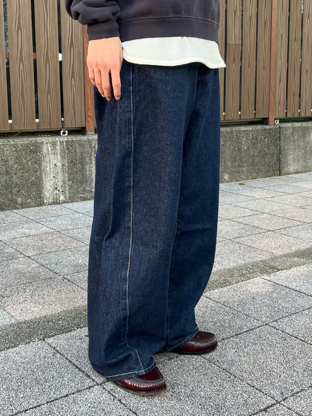 ブラック系のライダースジャケット、ブラック系のスウェット、ベージュ系のTシャツ/カットソーを着用したメンズの秋コーディネートの6枚目の写真