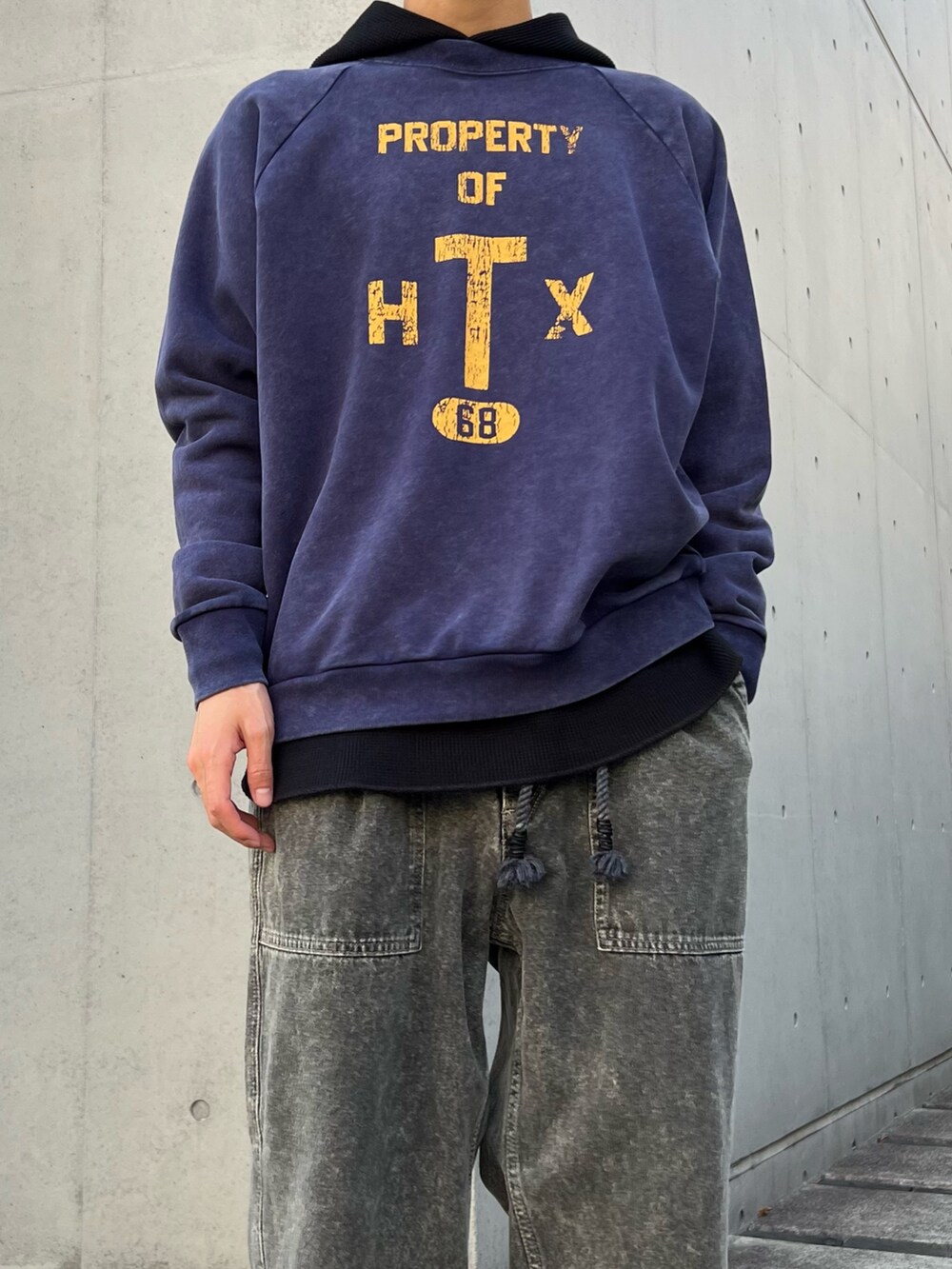 ブルー系のスウェット、ブラック系のTシャツ/カットソー、ブラウン系のスニーカーを着用したメンズの秋コーディネートの2枚目の写真