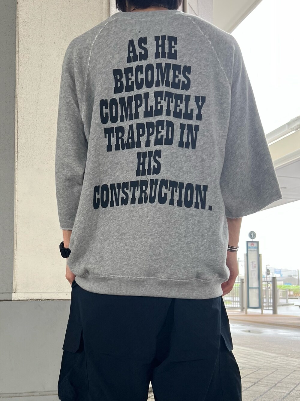 グレー系のTシャツ/カットソー、ブルー系のその他パンツ、その他のその他を着用したメンズの夏コーディネートの3枚目の写真