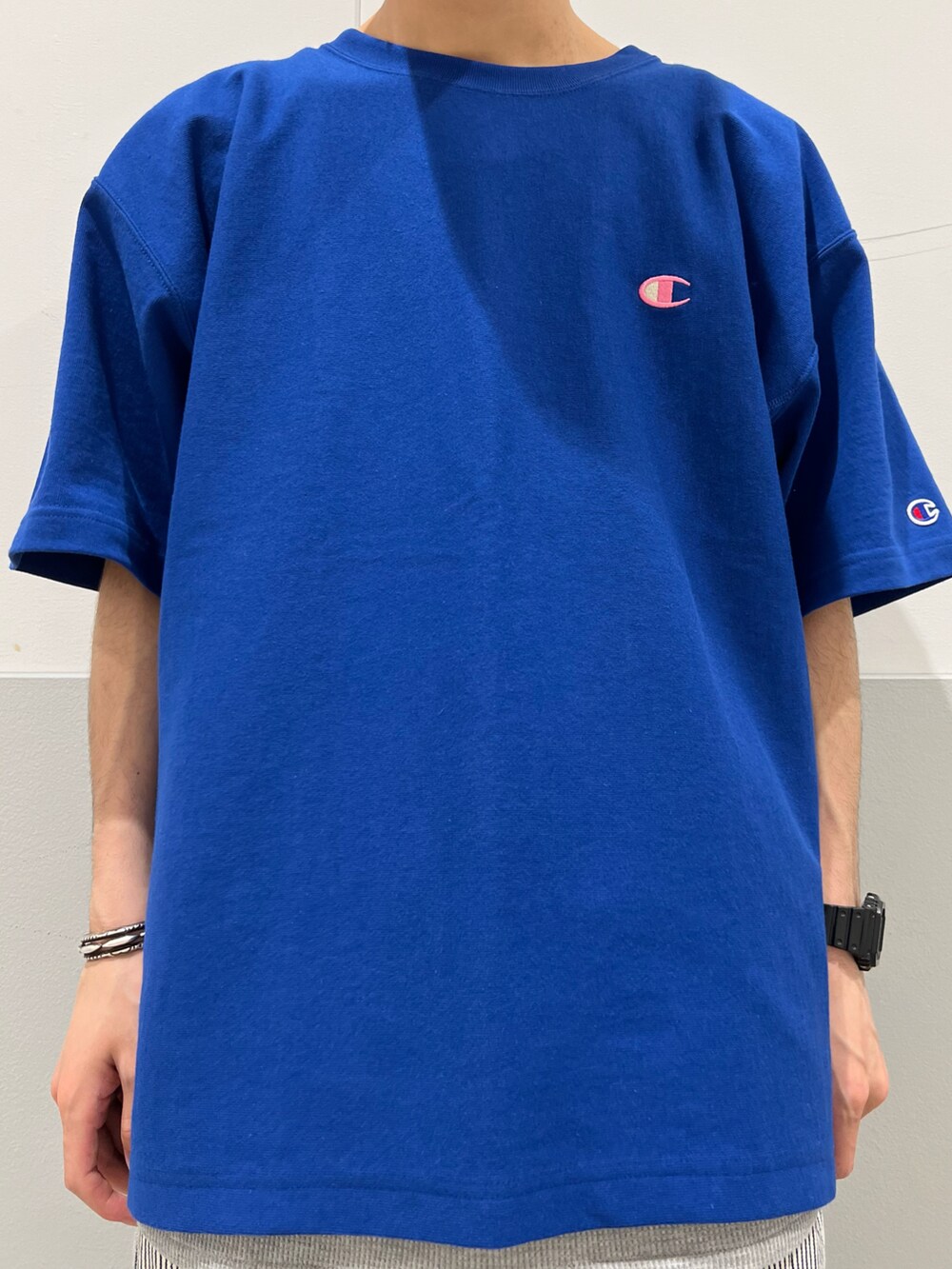 ブルー系のTシャツ/カットソー、ホワイト系のデニムパンツ、ブラック系のスニーカーを着用したメンズの春コーディネートの2枚目の写真